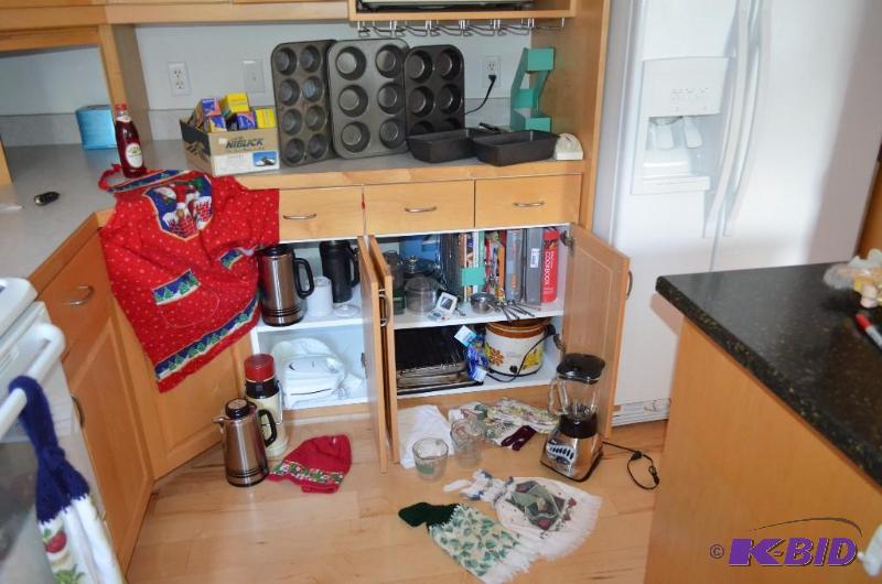 lot 103 image: Contents of 2 lower cabinets, 4 shelves as se...
