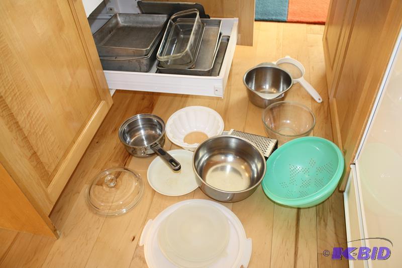 lot 105 image: loaf pans, rectangle Pyrex baking pans, stain...