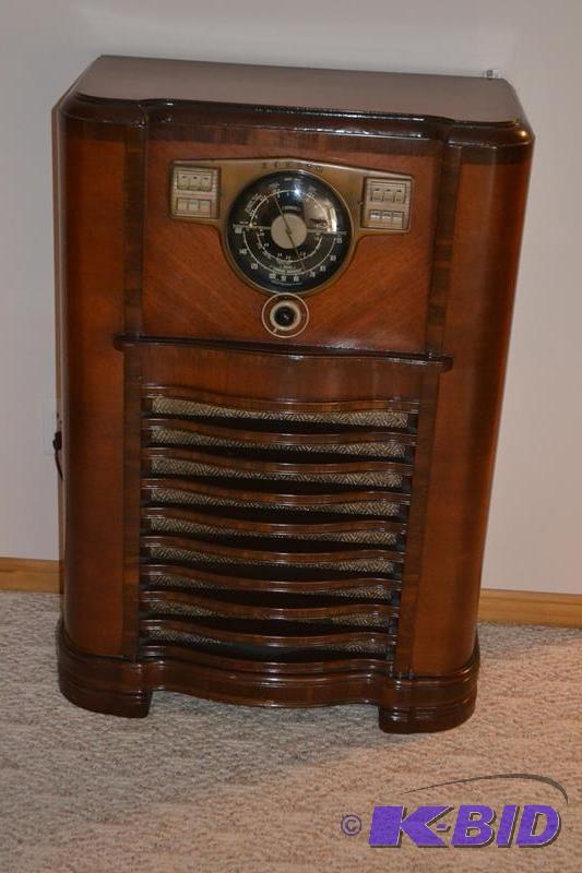 lot 113 image: Antique Zenith model S832418 Console short wa...