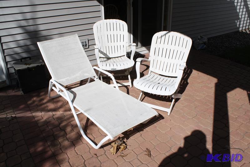 lot 124 image: Outdoor furniture, chaise lounge and 2 arm ch...