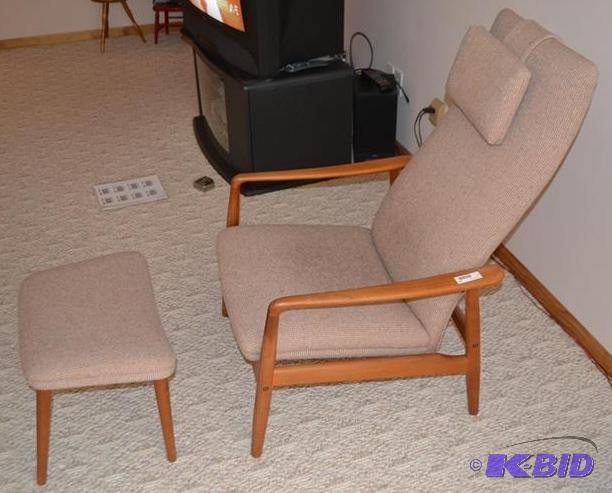 lot 132 image: Eames Era chair - Danish style lounge chair a...