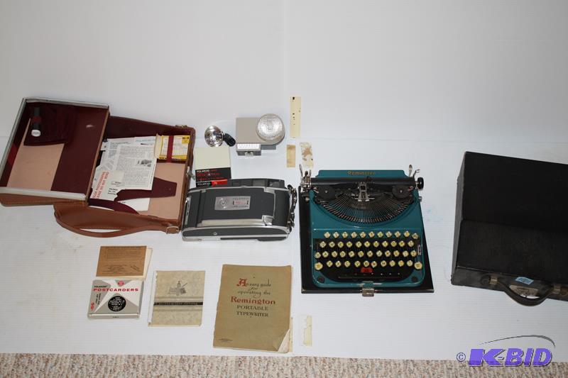 lot 138 image: Vintage Polaroid 900 Land Camera 900 electric...