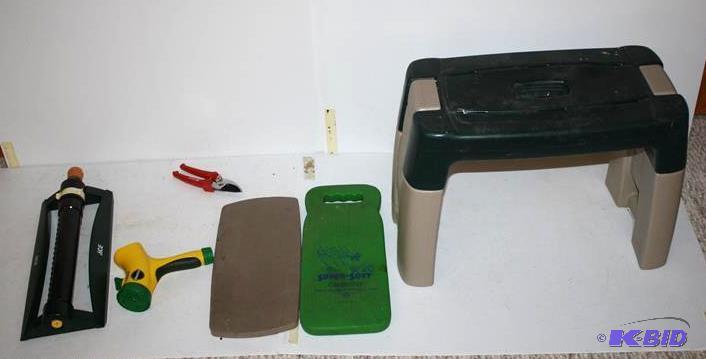 lot 167 image: Ace sprinkler, Miracle Grow spray nozzle, pru...