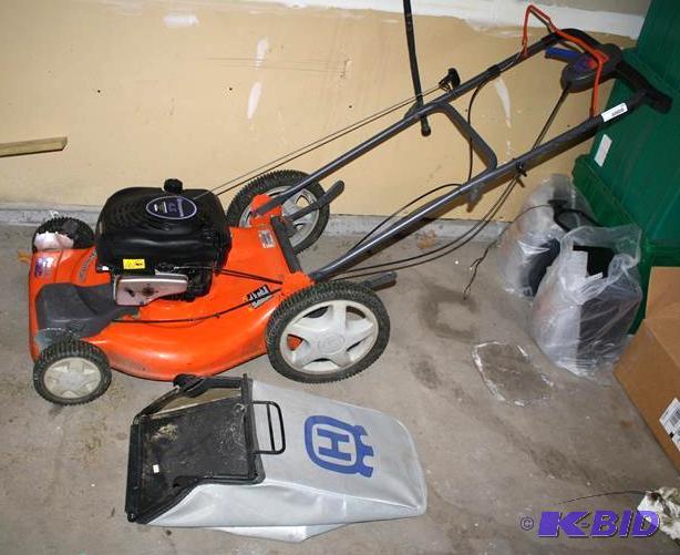 lot 226 image: Husqvarna self propelled lawn mower model 917...
