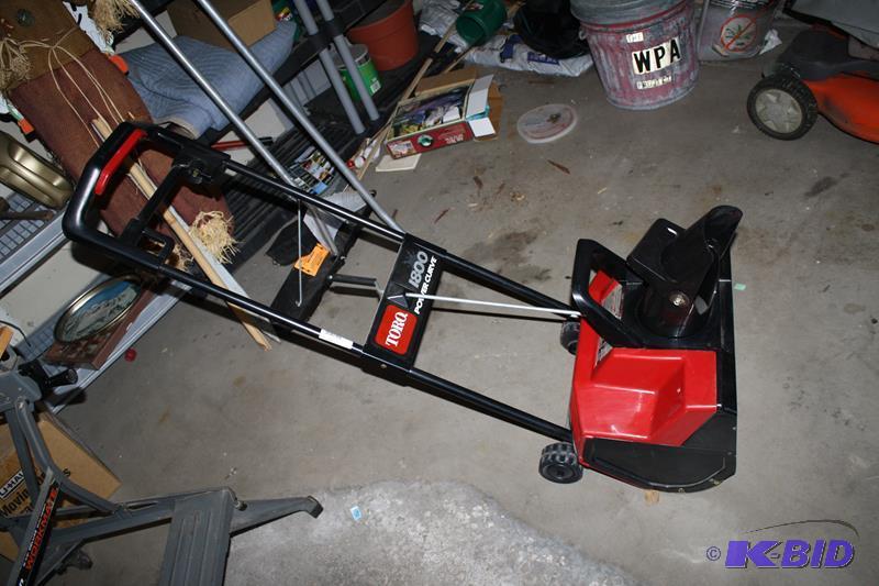 lot 237 image: Toro 1800 Power Curve electric snow blower mo...