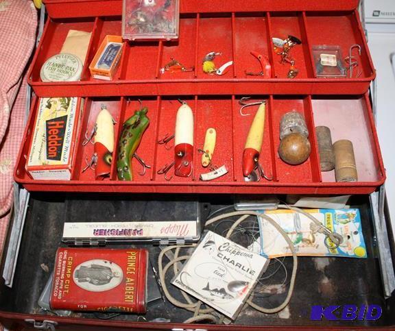lot 258 image: HEDDON LURES with&nbspVintage fishing tackle...
