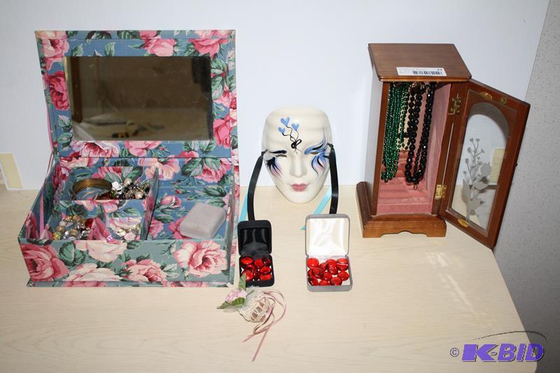 lot 33 image: Floral Jewelry box with costume jewelry - m...