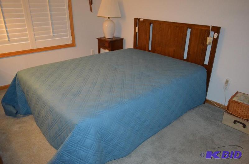 lot 38 image: Beautiful Headboard & &nbspframe &nbspm...