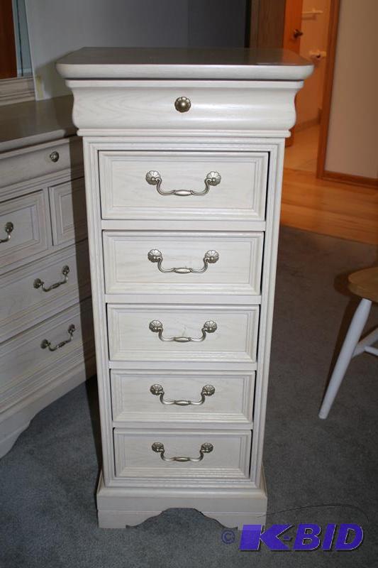 lot 4 image: 5 Drawer White Lingerie Chest of Drawers by L...