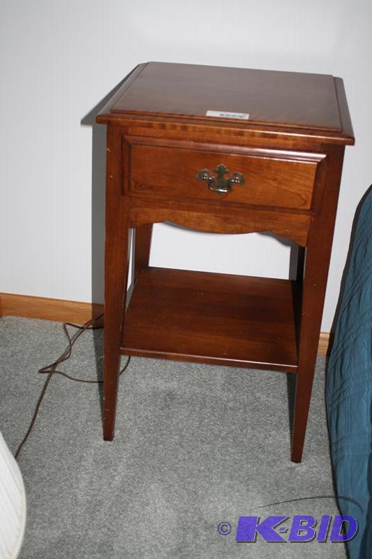 lot 40 image: Very nice wood night stand with 1 drawer and ...