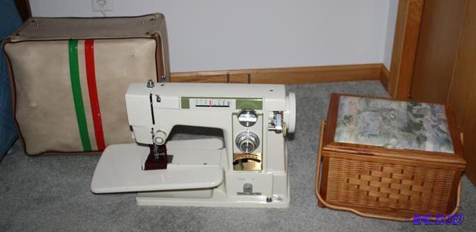 lot 43 image: Vintage Dayton  Morse portable sewing ...