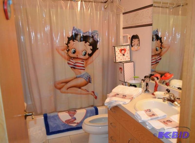 lot 44 image: Betty Boop decor, towels, shower curtain bath...