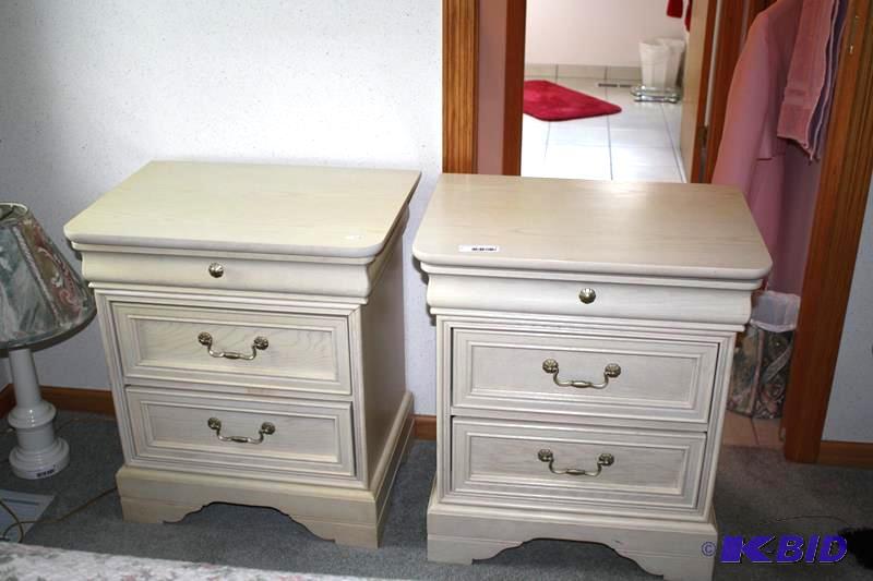 lot 7 image: 2 White Night Stands by Lexington 17x24x27&qu...