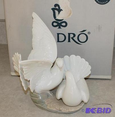 lot 76 image: Lladro&nbspDoves (please inspect for conditi...