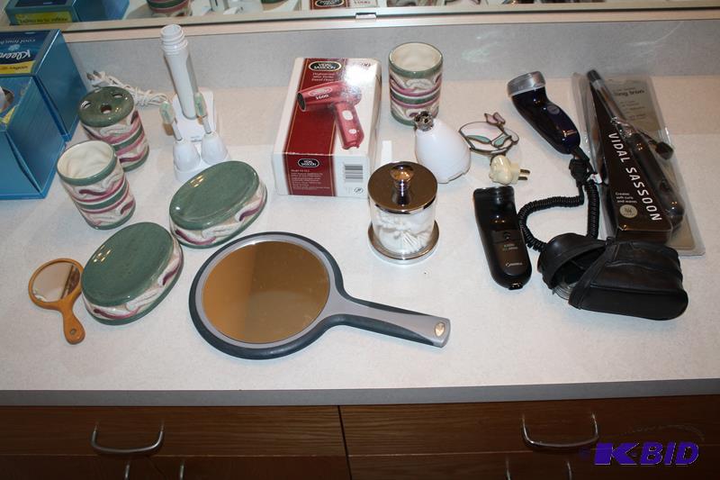 lot 82 image: Bathroom accessories Cup, toothbrush holder, ...