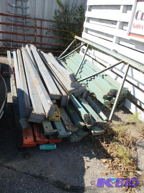 lot 106 image: Large pile of pallet racking crossbeams and 2...
