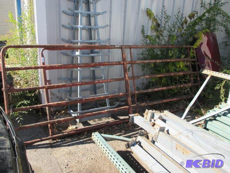 lot 107 image: 96" gate...