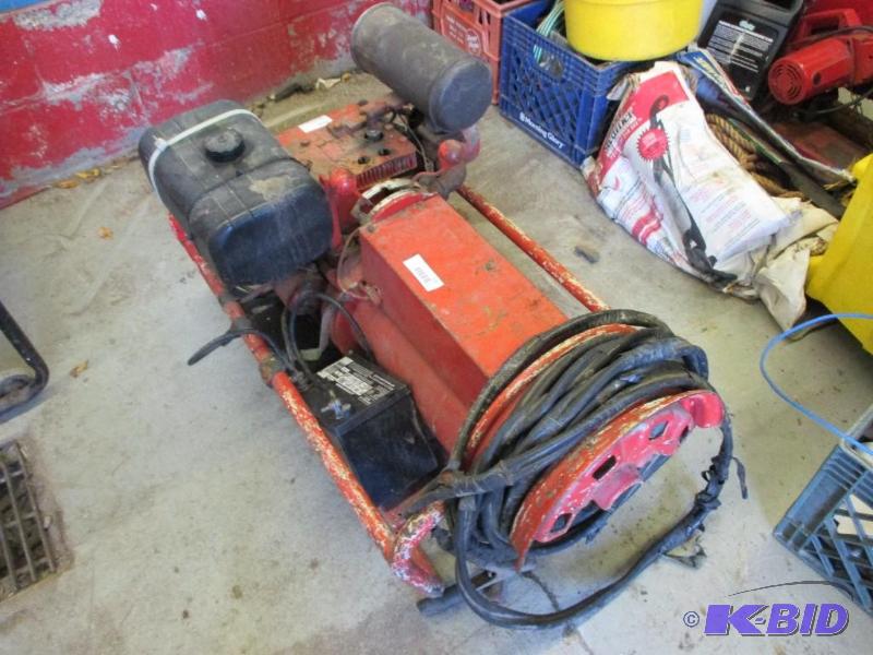 lot 111 image: 4000 watt generatorjump starting unit...