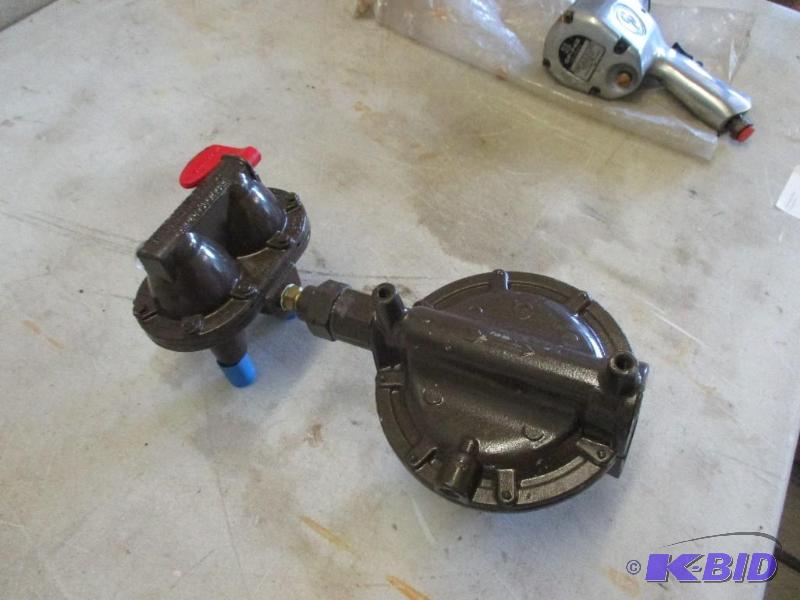 lot 120 image: Regulator with twin tank switch, looks new...