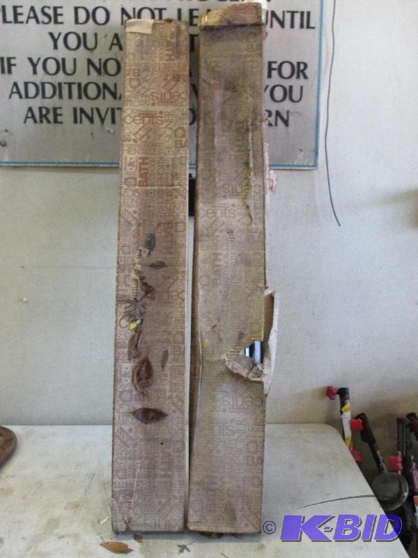 lot 141 image: 2 new 4 fluorescent lights...