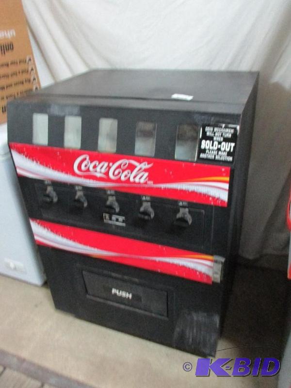 lot 15 image: Coke pop machine, works...