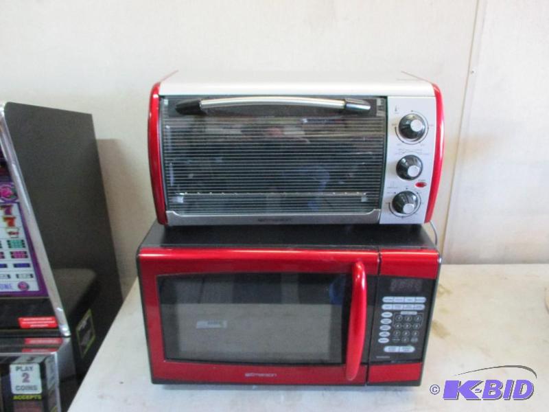lot 158 image: Emerson microwave and toaster oven...