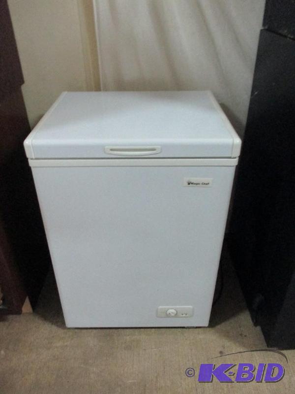 lot 19 image: Small chest freezer, works...