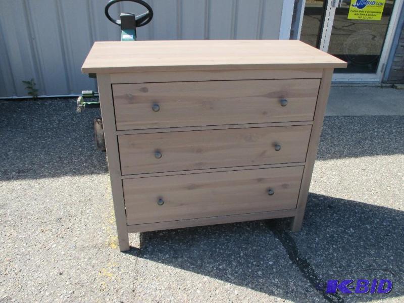 lot 35 image: Like new dresser...