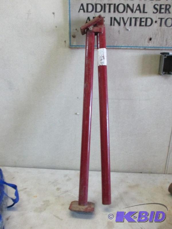 lot 59 image: post puller...