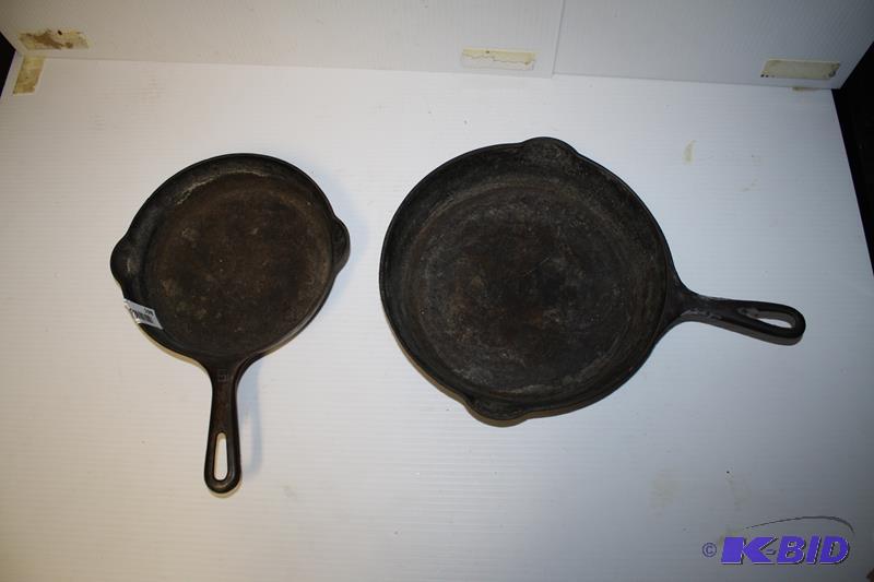 Vintage Griswold iron pans 10&quot &amp 8&q...