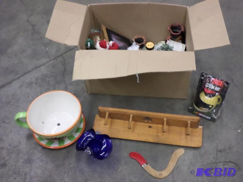 lot 29 image: Box Lot Misc Dcor, Knick-Knacks, Etc...