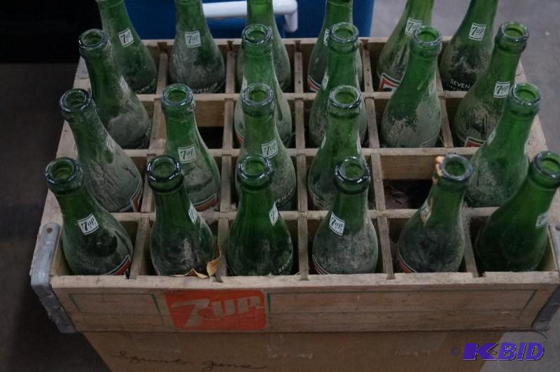 vintage 7-Up container
