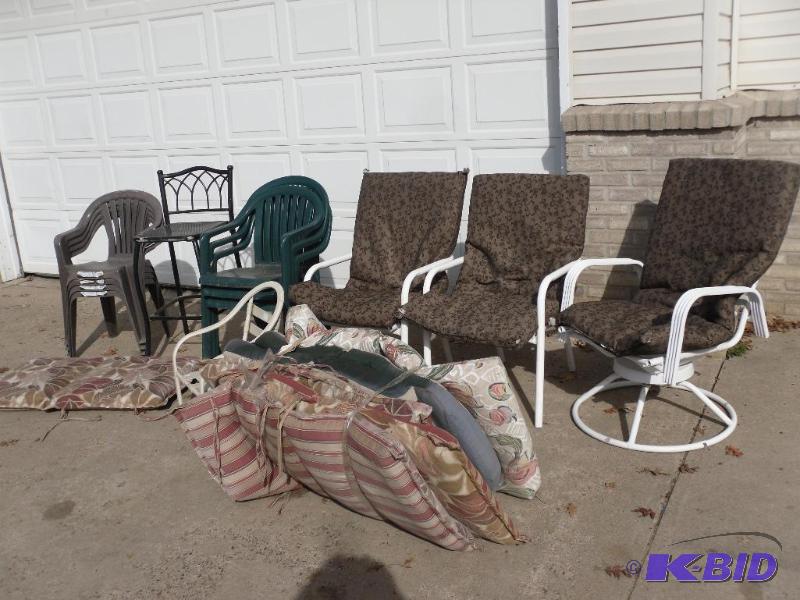 lot 119 image: Large Lot of Assorted Lawn Furniture. 7 Plast...