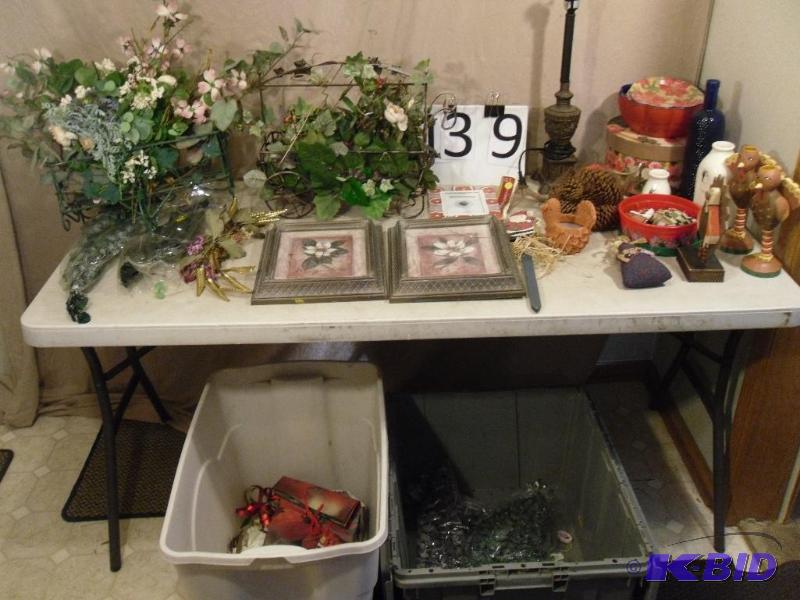 lot 139 image: Lot of Household Decor. Lamp (needs tlc), Flo...
