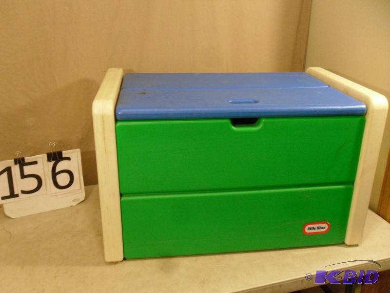 lot 156 image: Little Tikes Plastic Toy Box with Lid. Needs ...