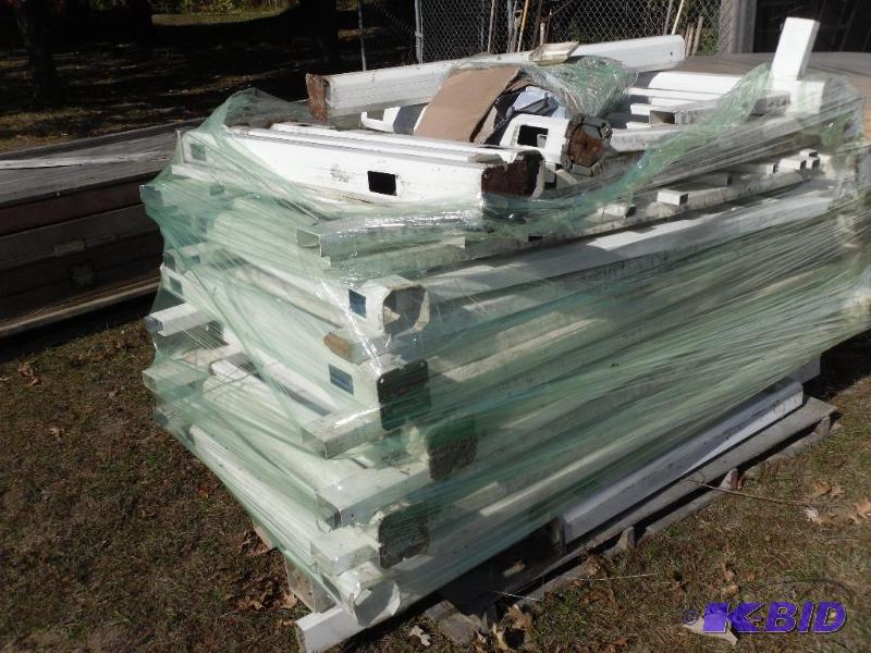 lot 27 image: Pallet of vinyl railings. Assorted (approx 13...