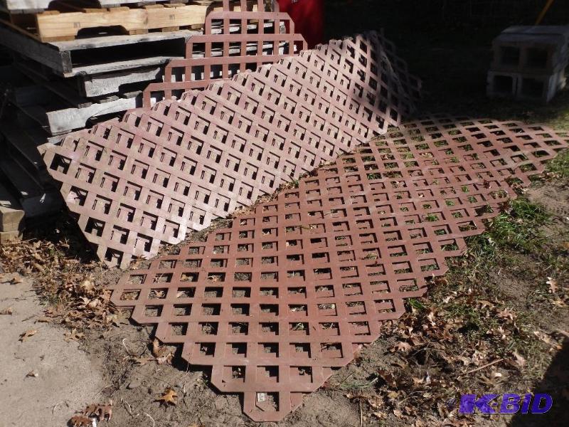 lot 30 image: Assorted Pieces of Used Vinyl Lattice. Measur...