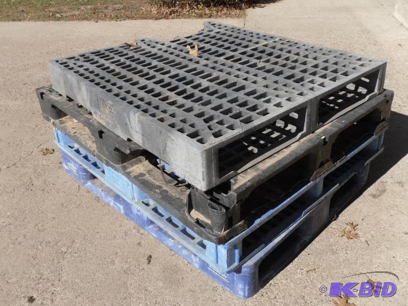 lot 31 image: 4 Plastic Pallets with Skids. Some have damag...