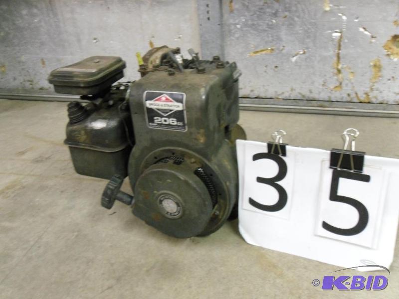 lot 35 image: Briggs and Stratton 5HP 4 Cycle Motor. Horizo...
