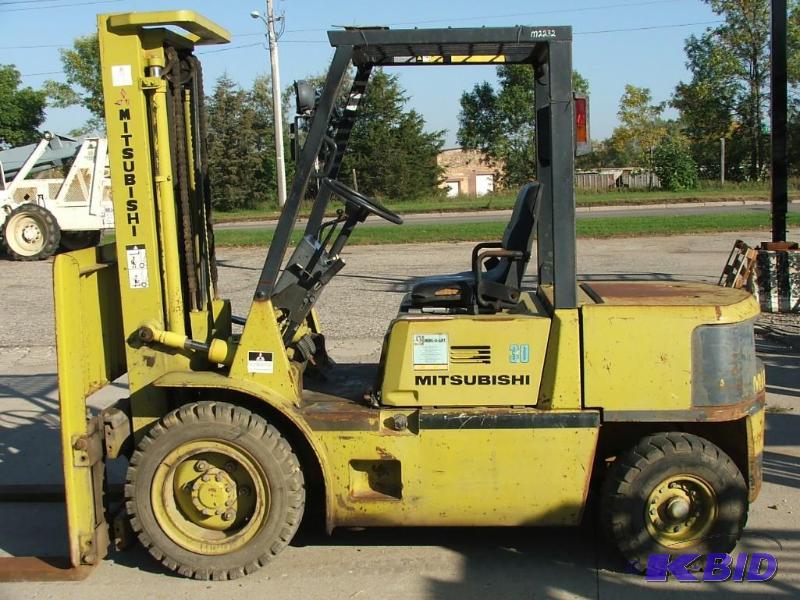 lot 10 image: Mitsubishi FG30 Forklift