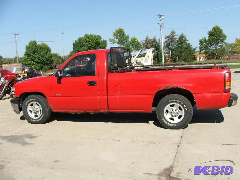 lot 3 image: Year 2000 Make Chevrolet Model 1500 Cylind...