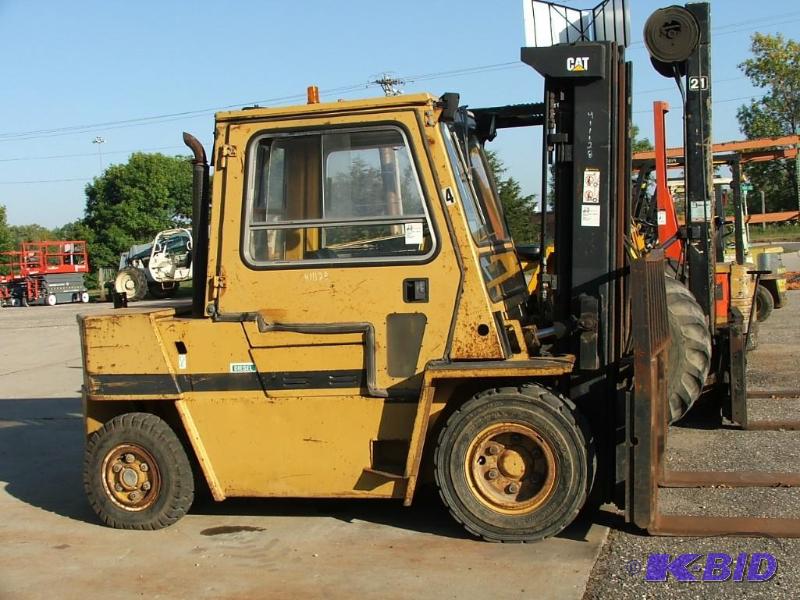 lot 4 image: Cat VC110F Forklift