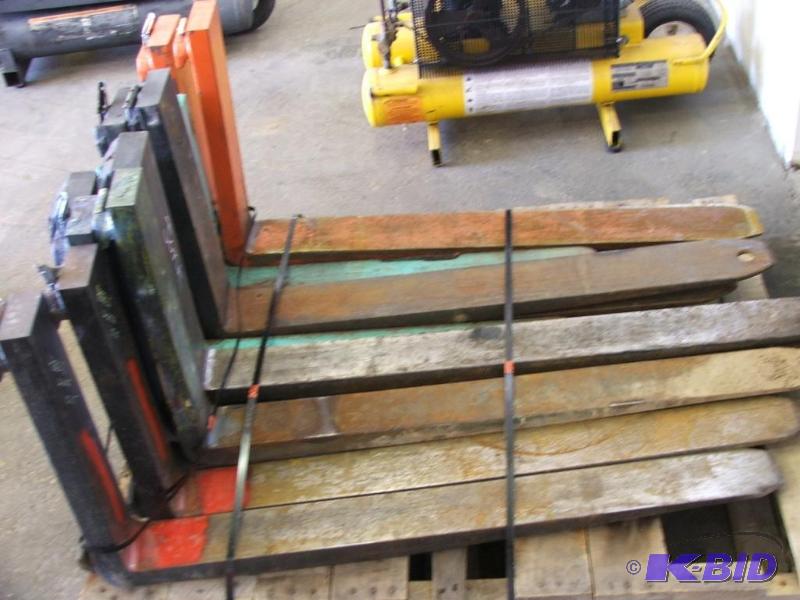 lot 51 image: Pallet of 7 pair of assorted forklift forks...
