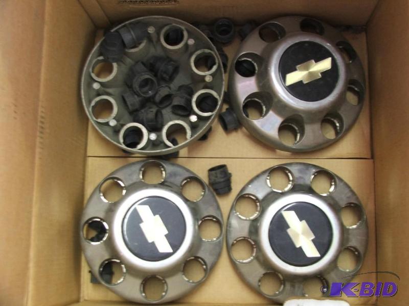 lot 54 image: Wheel center covers for 34-1 ton Chevrolet p...