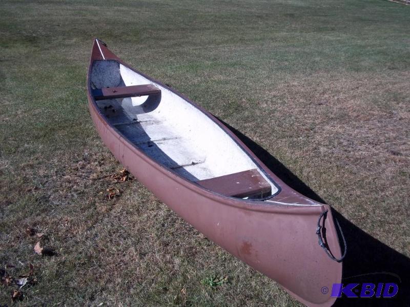 lot 18 image: 17 Fiberglass Canoe   Year Non listed  Make ...