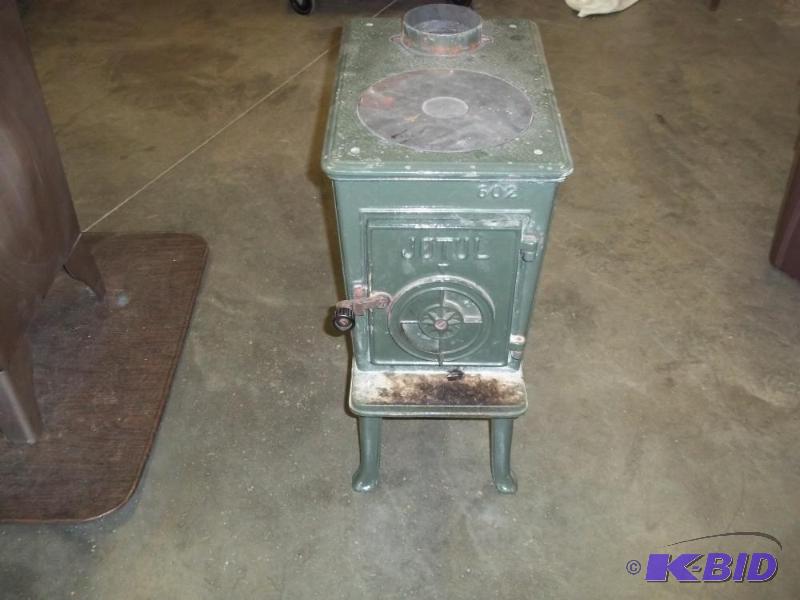 lot 4 image: JOTUL #602 Cast Iron wood stove, has crack on...