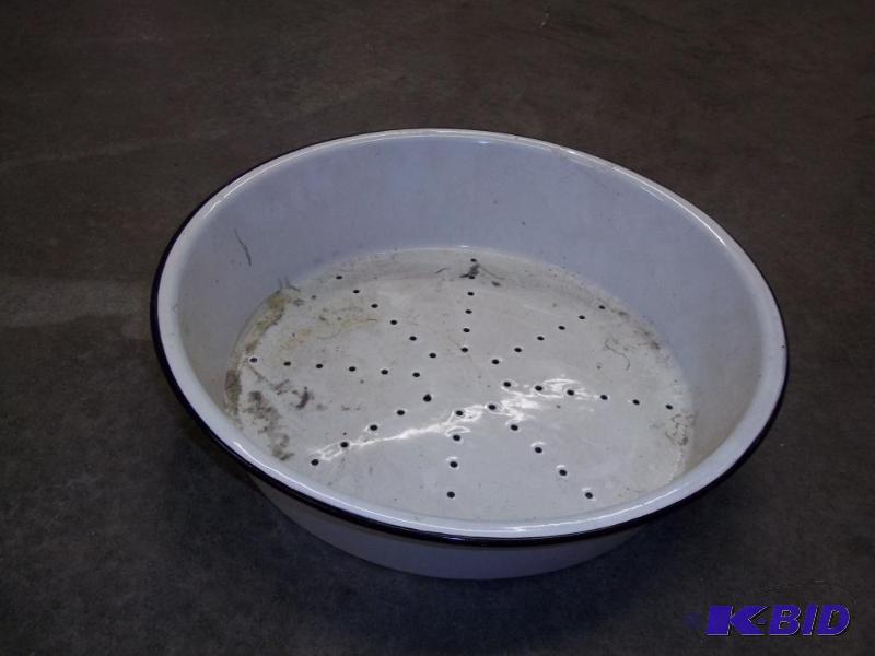 lot 68 image: Strainer pan...