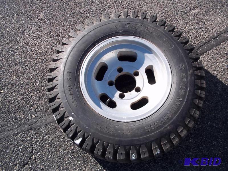 lot 79 image: 7.00-15LT Kelly Springfield Safari A-T Tire w...