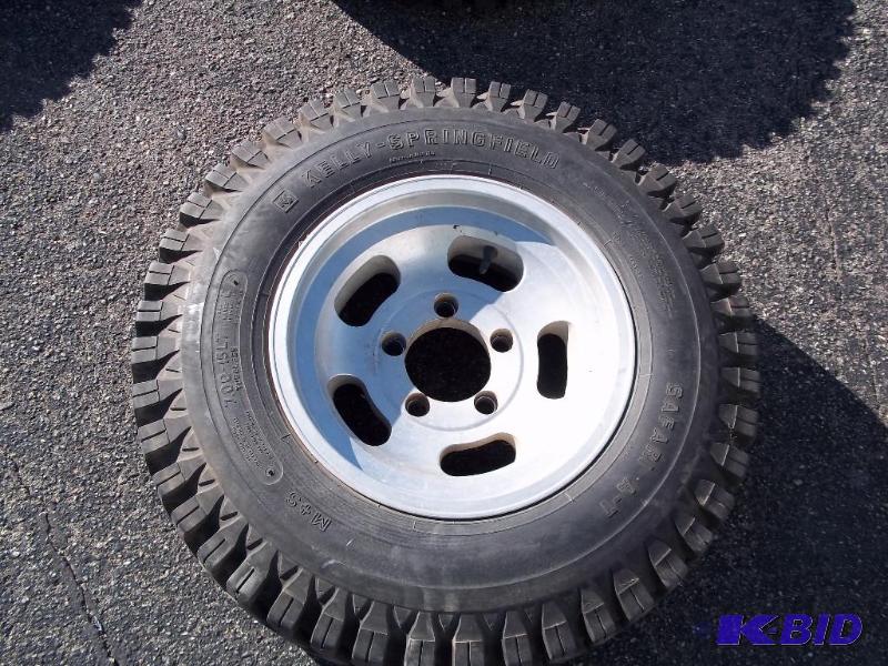 lot 80 image: 7.00-15LT Kelly Springfield Safari A-T Tire w...