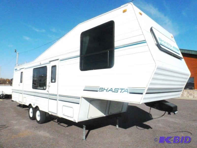 lot 3 image: 1993 Shasta 300FL 5th wheel with Front Lounge